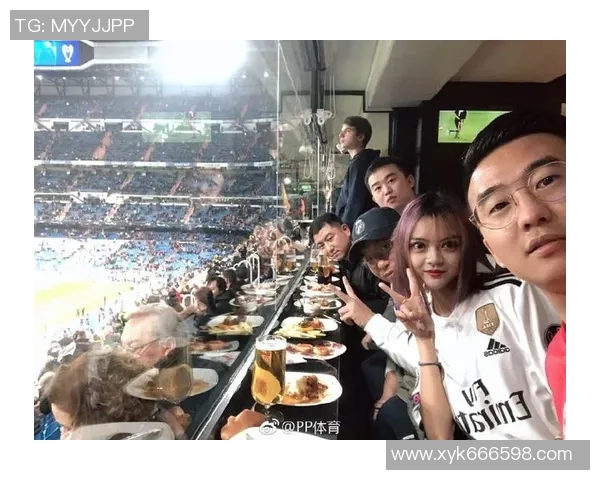 香港足球明星在贵州街头畅游体验当地文化与美食之旅